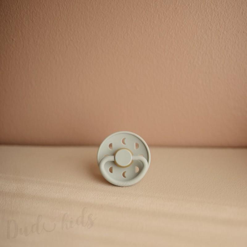 Kaučukový dudlík FRIGG MOON PHASE POWDER BLUE, 6-18M (1ks)