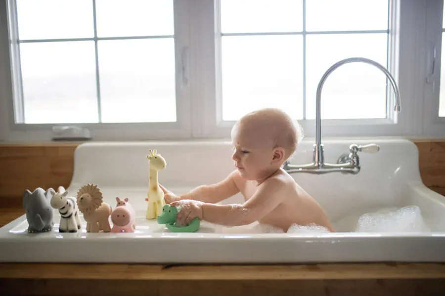 TIKIRI Safari - chrastítko a kousátko z přírodního kaučuku žirafa