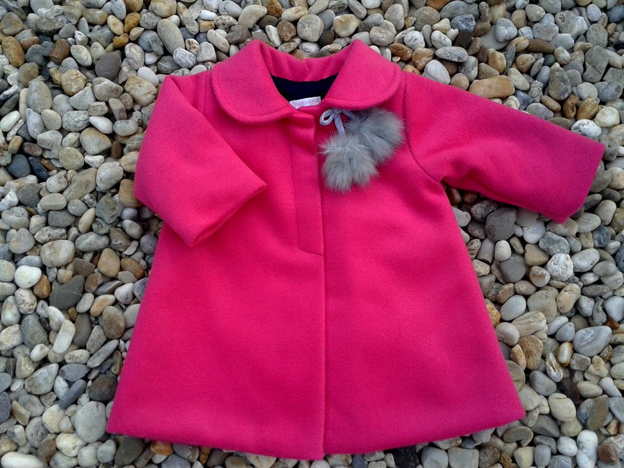 Elegantní kabátek s kožešinovými bambulkami malinový zn. Barnaba
