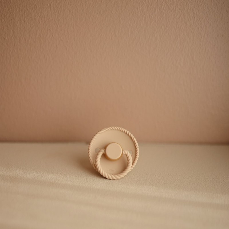 Kaučukový dudlík FRIGG ROPE CROISSANT, 6-18M (1ks)