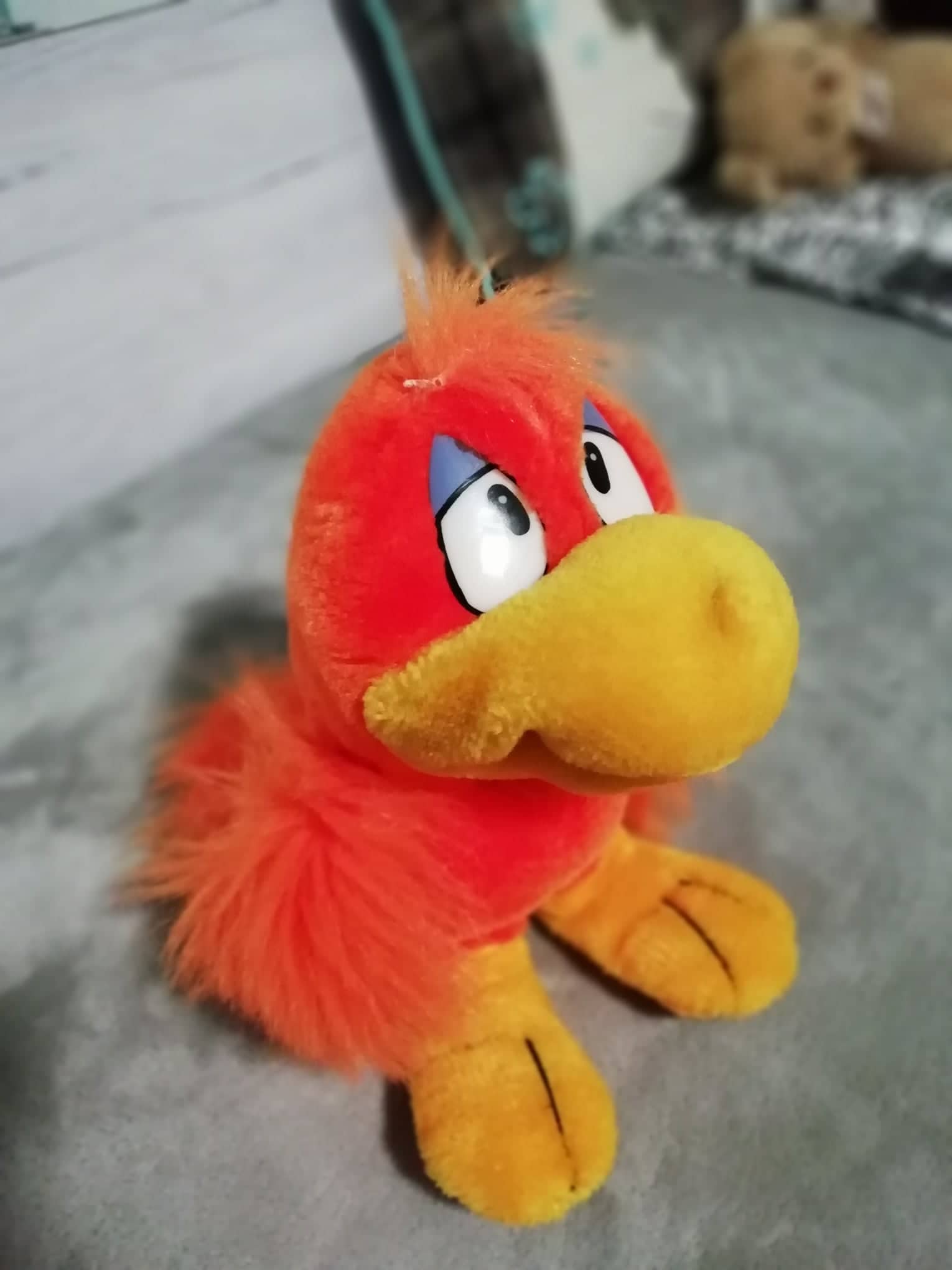 Plyšový  sedící oranžovo-žlutý papoušek 22cm- JAKO NOVÝ !