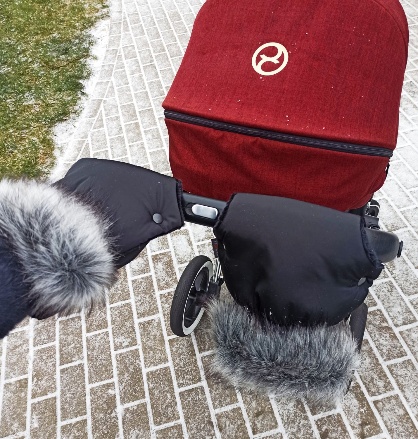 Zimní rukavice na kočárek s kožešinou - cappucino