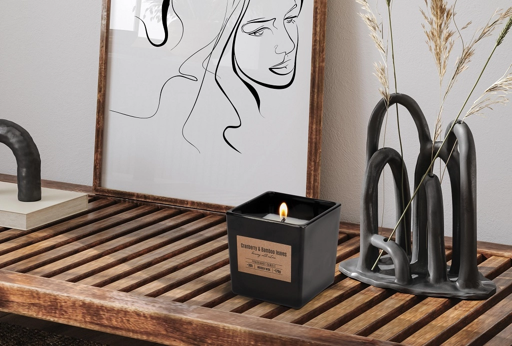 Luxusní vonná svíčka BRUSINKA & BAMBOOve čtvercové sklenici