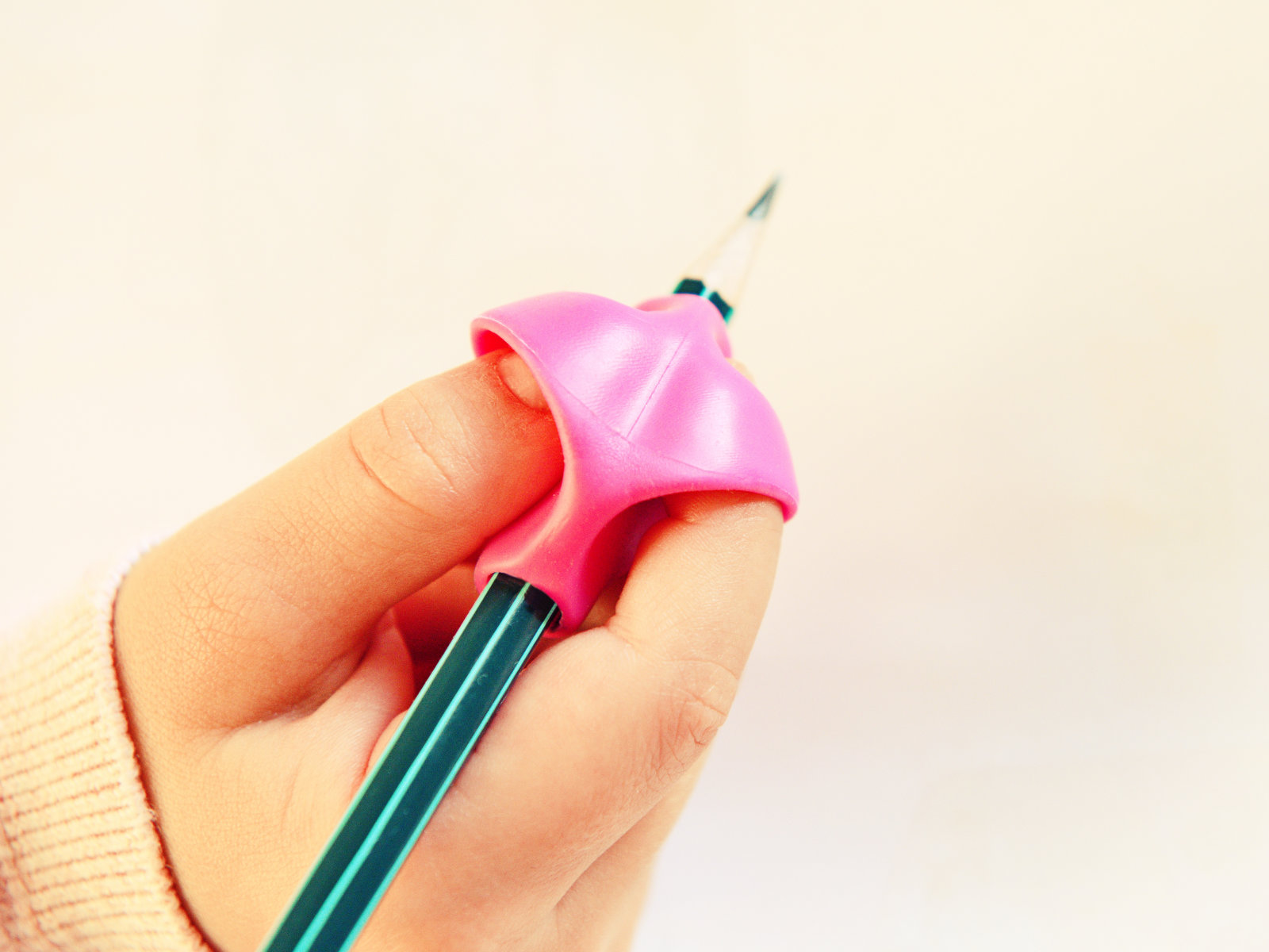 Držák pro správný úchop tužky - růžový