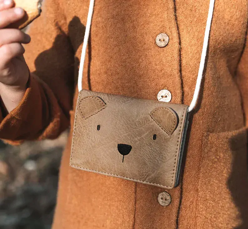 Dětská peněženka/taštička na krk z eco kůže Medvídek Lillesol