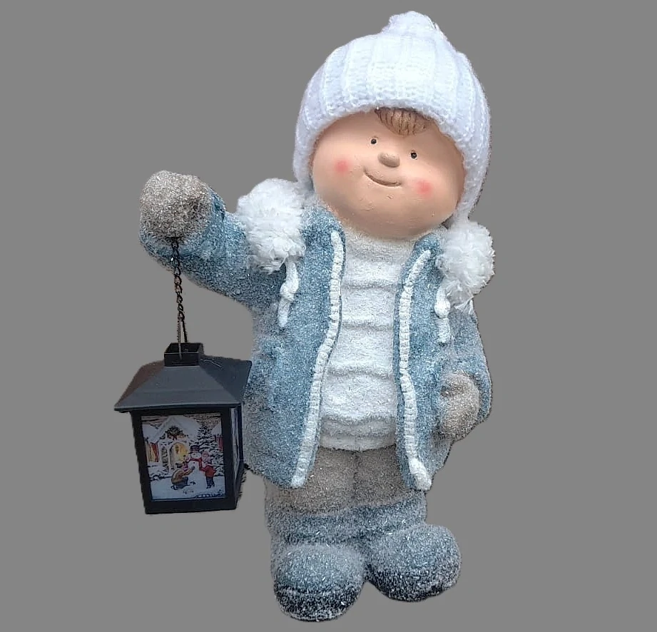 Dekorace- Kluk v čepici s LED lucernou