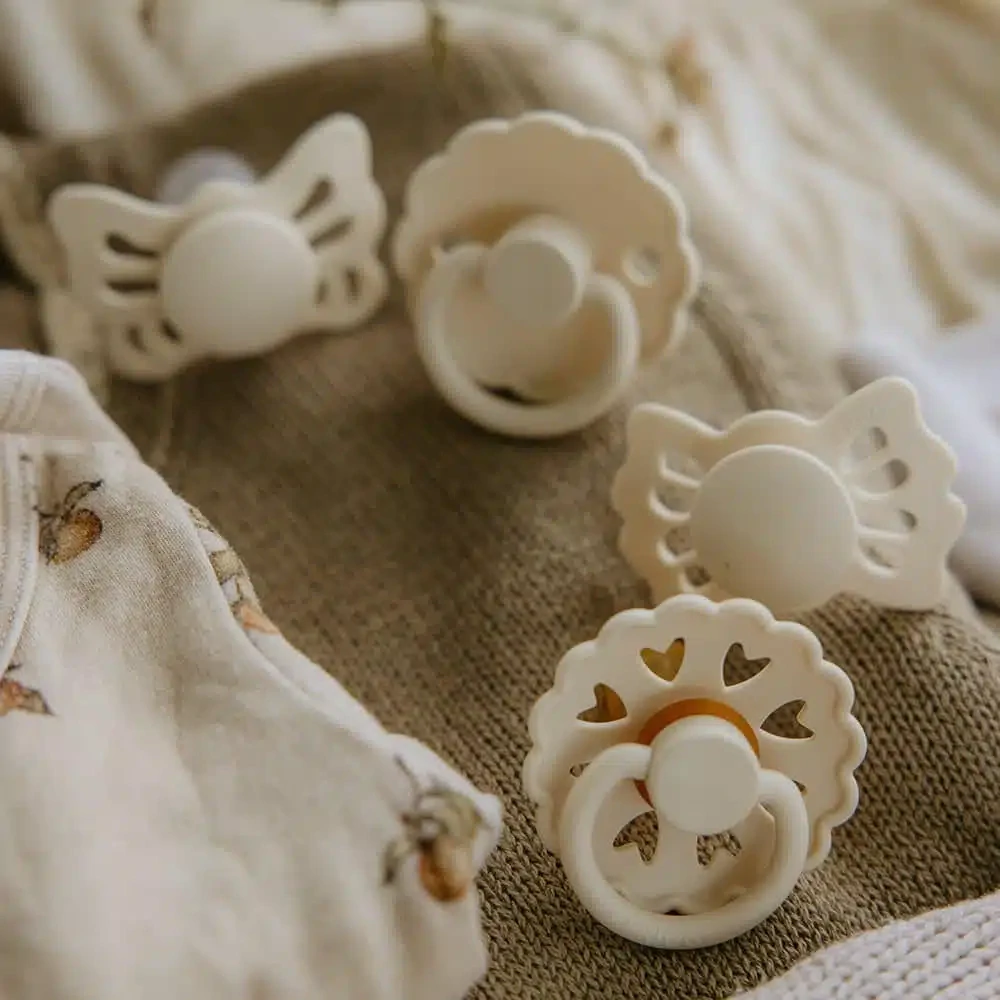 Sada 4 dudlíků FRIGG BABY´S FIRST- FLORAL HEART, CREAM