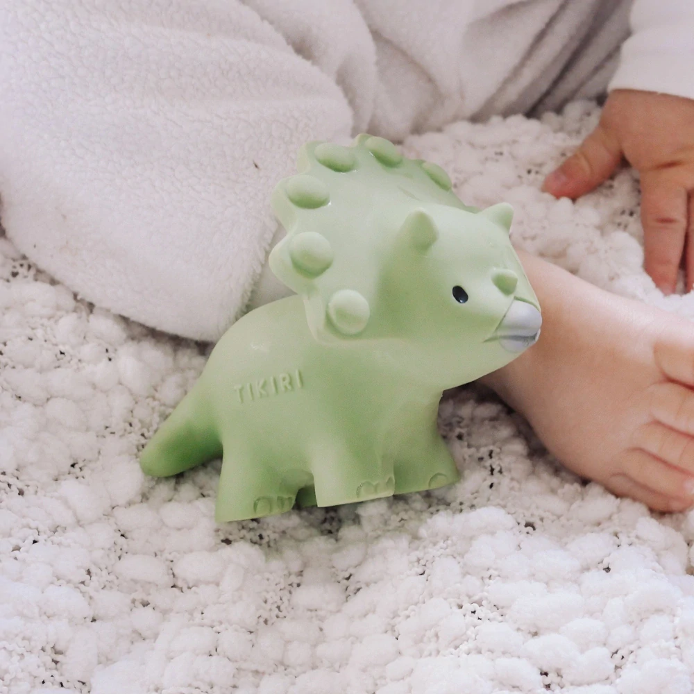 TIKIRI DINOS- chrastítko a kousátko z přírodního kaučuku Trice