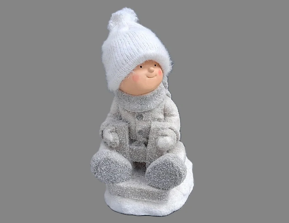 Dekorace- Kluk v čepici na sáňkách 36cm