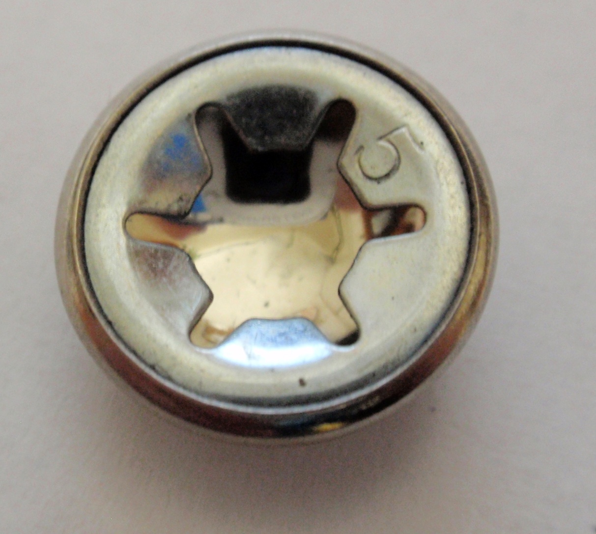 ND_KONCOVÁ POJISTKA NA HŘÍDEL k zajištění kola - pro tyčku 5 MM - kloubouková