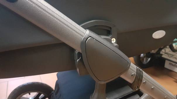 ND_středová část konstrukce plastová PRAVÁ - černá