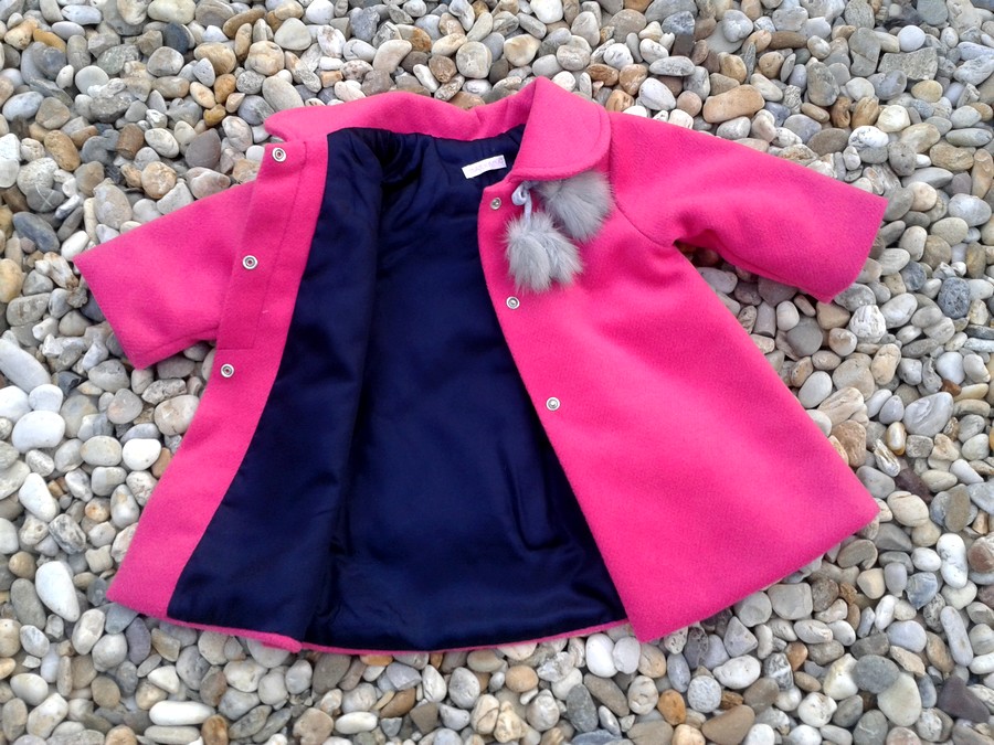 Elegantní kabátek s kožešinovými bambulkami malinový zn. Barnaba