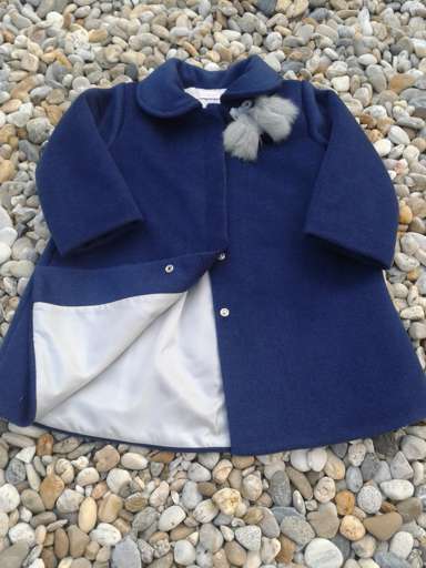 Elegantní kabátek s kožešinovými bambulkami modrý zn. Barnaba