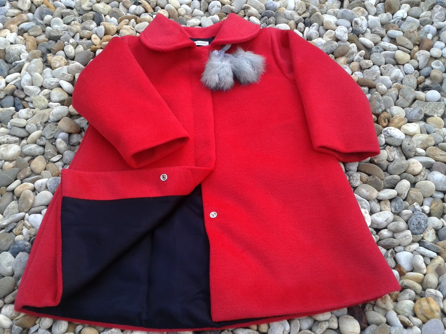 Elegantní kabátek s kožešinovými bambulkami červený zn. Barnaba