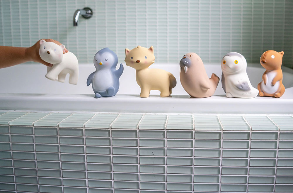 TIKIRI Artic - chrastítko a kousátko z přírodního kaučuku lední tučňák