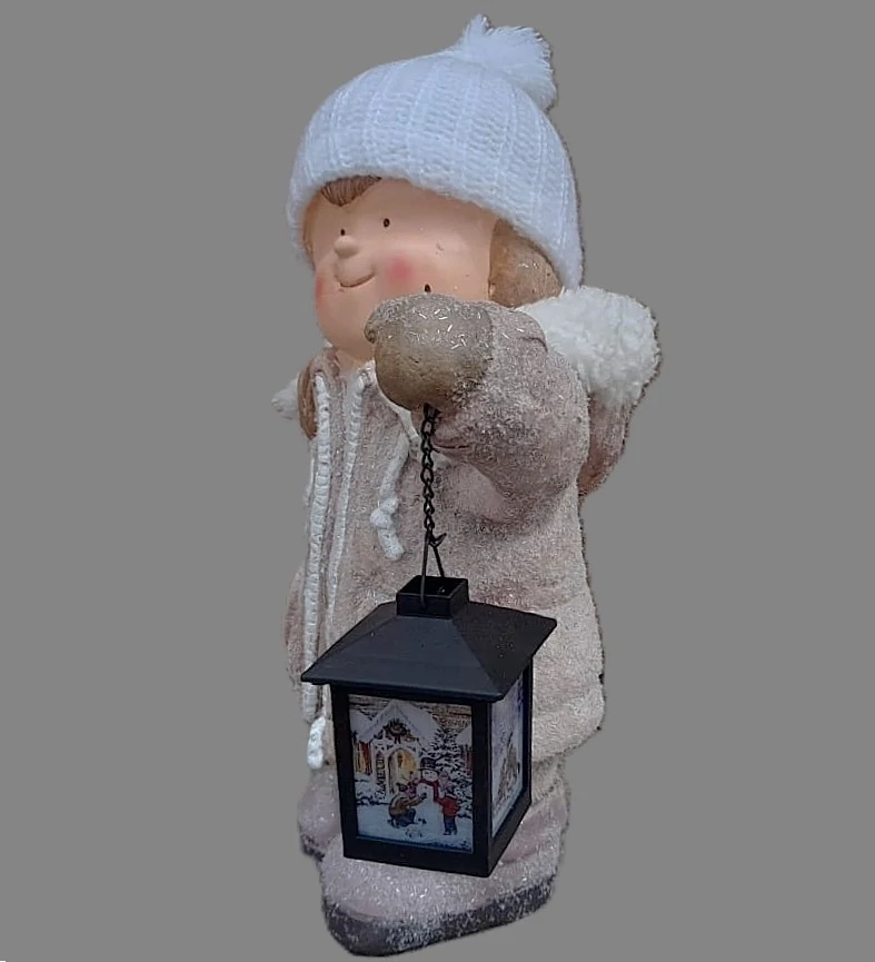 Dekorace- Holka v čepici s LED lucernou