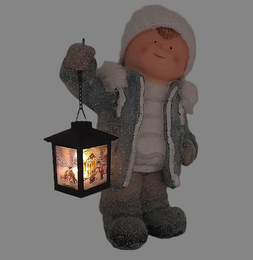 Dekorace- Kluk v čepici s LED lucernou