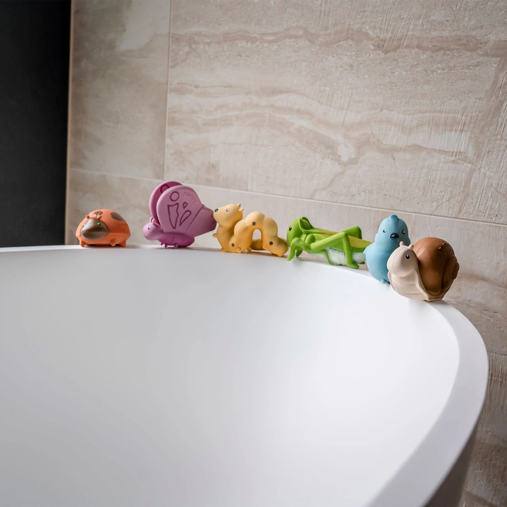 TIKIRI Friends - chrastítko a kousátko z přírodního kaučuku Beruška