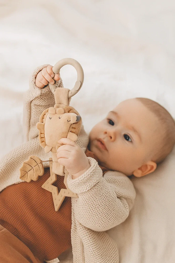 Bimbidreams NOE Ježek závěsná hračka s kousátkem a chrastítkem