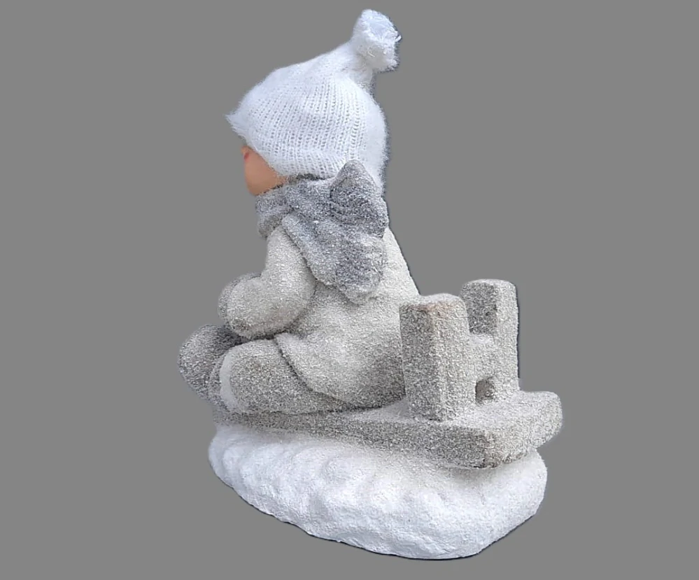 Dekorace- Kluk v čepici na sáňkách 36cm