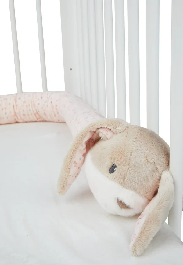 Ochranná Zábrana do Postýlky ZAJÍČEK Hanni (180 cm) – Mantinel světle růžový