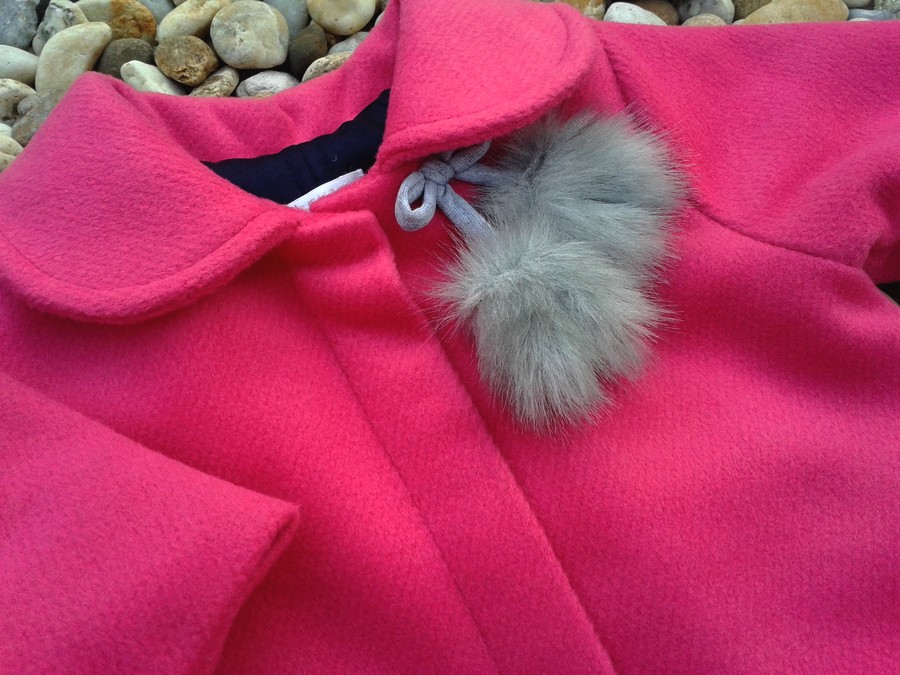 Elegantní kabátek s kožešinovými bambulkami malinový zn. Barnaba