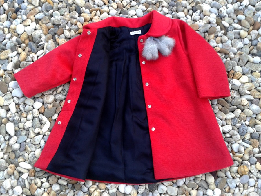Elegantní kabátek s kožešinovými bambulkami červený zn. Barnaba
