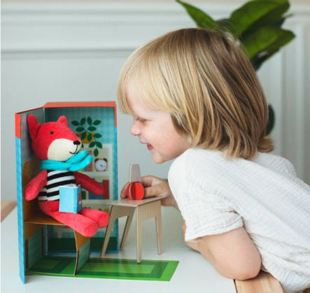 Petitcollage Plyšová liška v knihovně