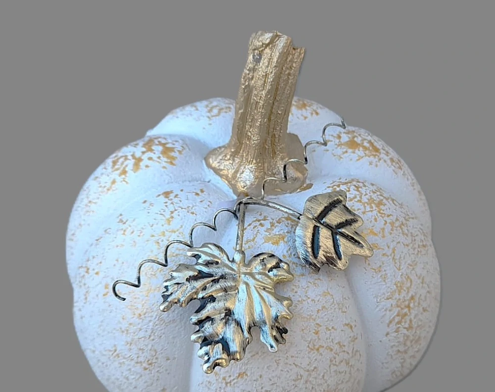 Dýně bílá zlatá stopka LED svítící  13cm