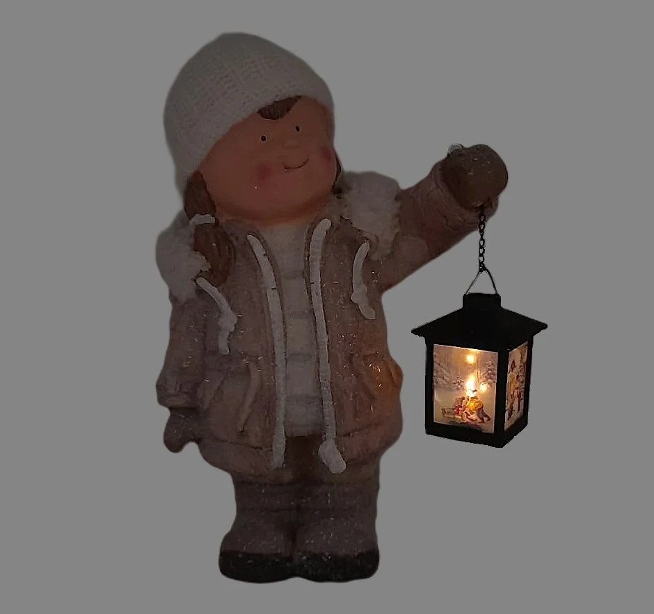 Dekorace- Holka v čepici s LED lucernou