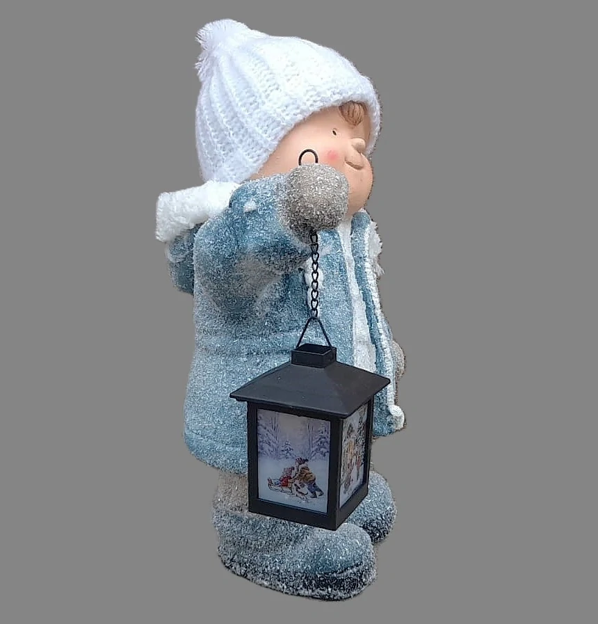 Dekorace- Kluk v čepici s LED lucernou