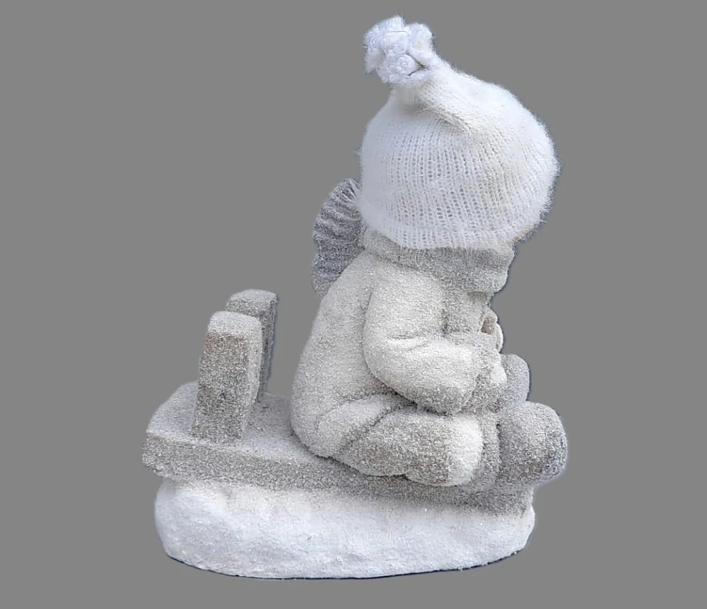 Dekorace- Kluk v čepici na sáňkách 36cm