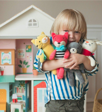 Petitcollage Plyšová liška v knihovně