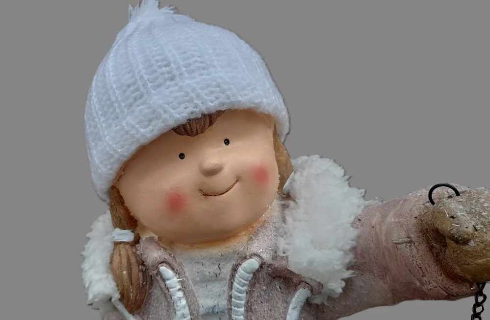 Dekorace- Holka v čepici s LED lucernou