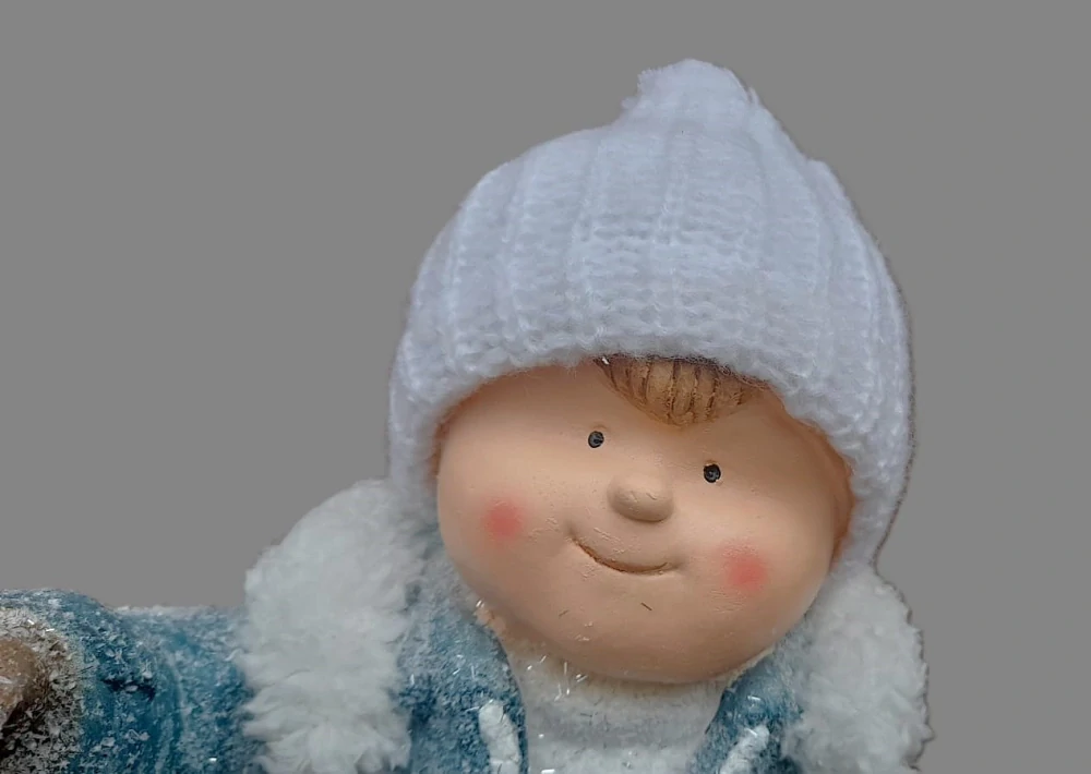 Dekorace- Kluk v čepici s LED lucernou