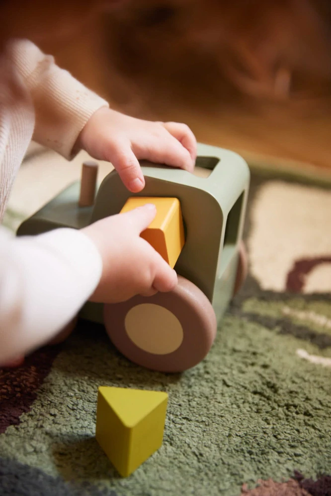 Dřevěný tahací traktor s kostkami Filibabba