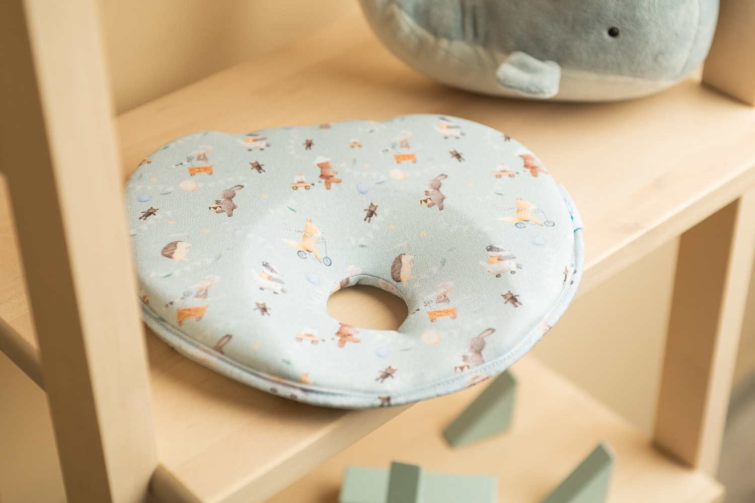 Ergonomický, tvarující polštářek pro miminko - Zvířátka modrý