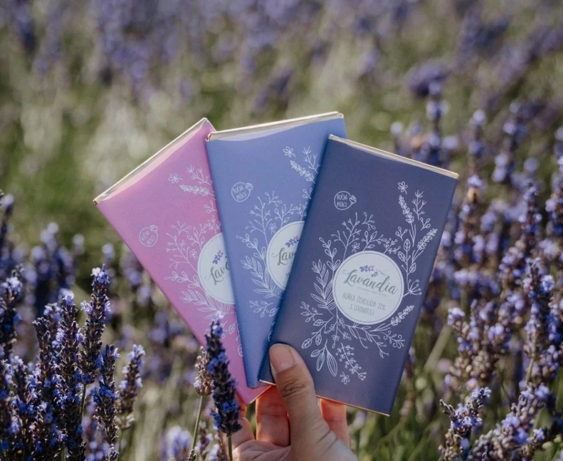 BIO Bílá čokoláda s jahodami a LEVANDULÍ