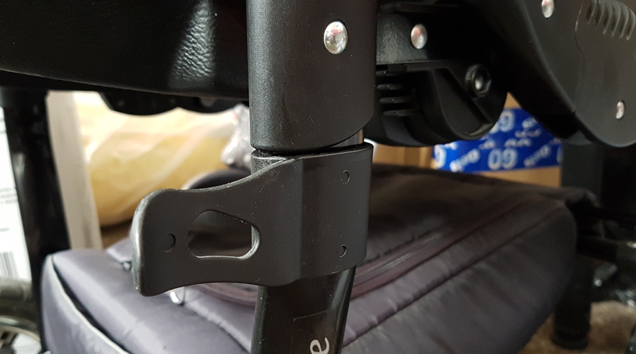 ND_pojistka proti složení kočárku objímková - uzavřená - černá