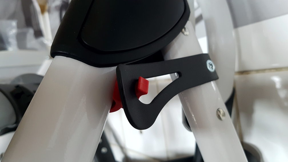 ND_pojistka proti skládání kočárku objímková otevřená - černá