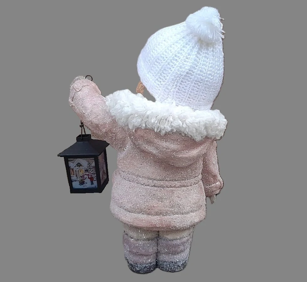 Dekorace- Holka v čepici s LED lucernou