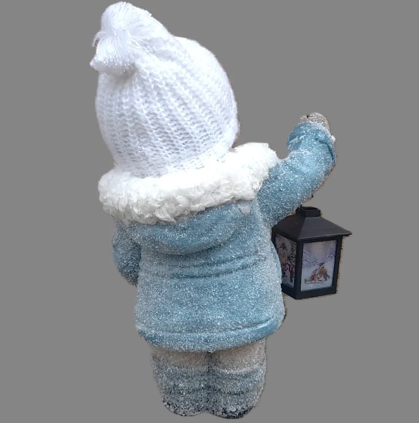 Dekorace- Kluk v čepici s LED lucernou