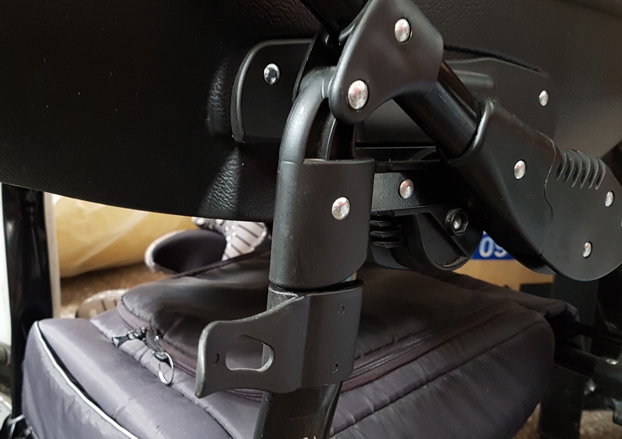 ND_pojistka proti složení kočárku objímková - uzavřená - černá