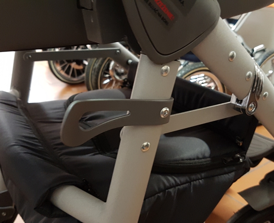 ND_pojistka proti skládání kočárku objímková otevřená - černá