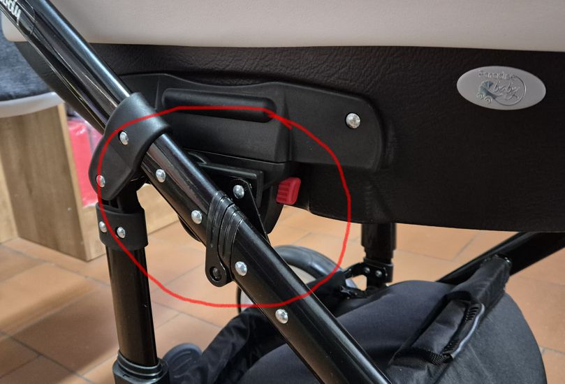 ND_ Úchyt držák korby na konstrukci vypínatelný FX - SADA Levý + Pravý