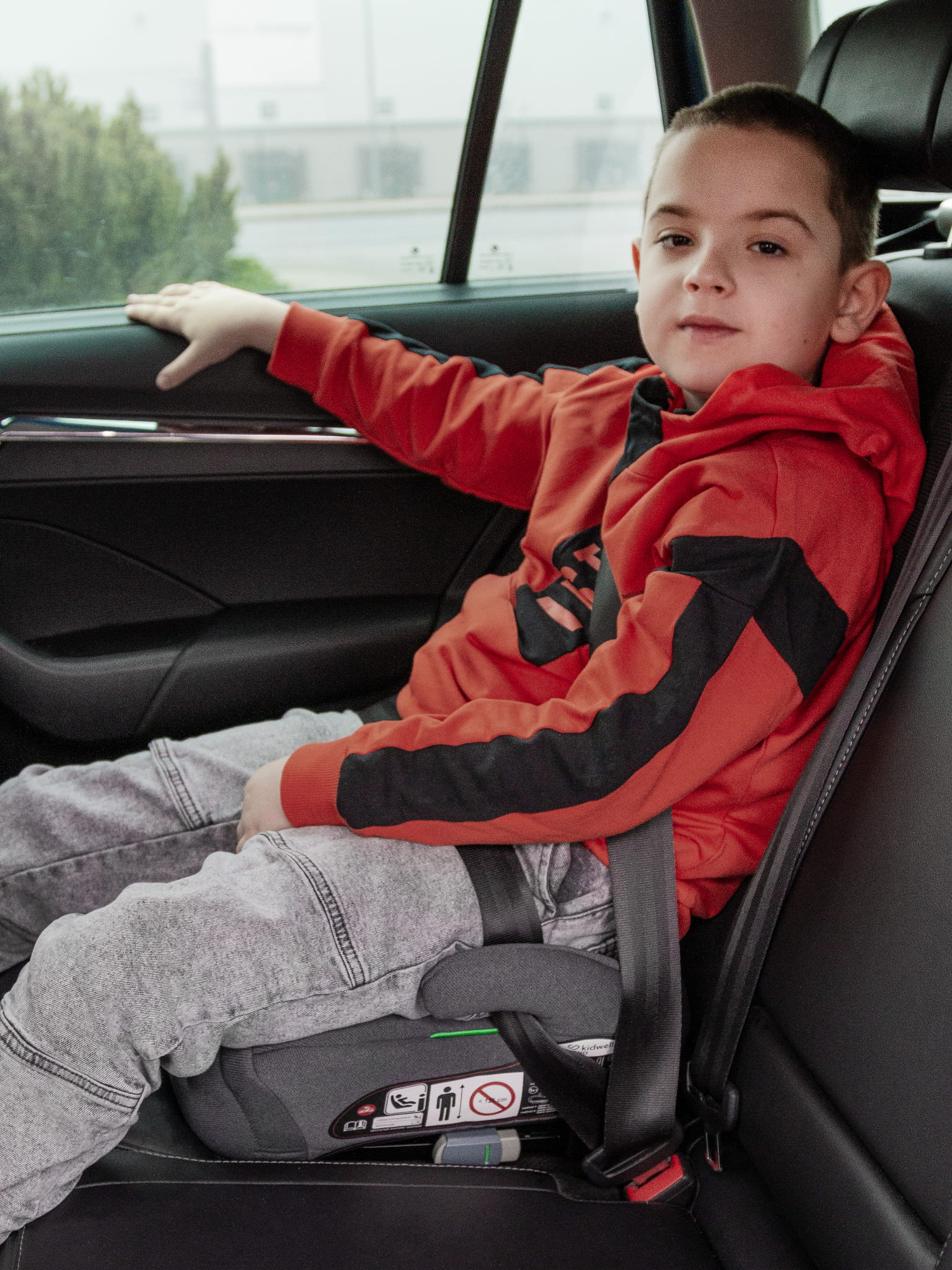 PODSEDÁK S I-SIZE KIDWELL BONO ŠEDÝ s isofixem prostorný a pohodlný