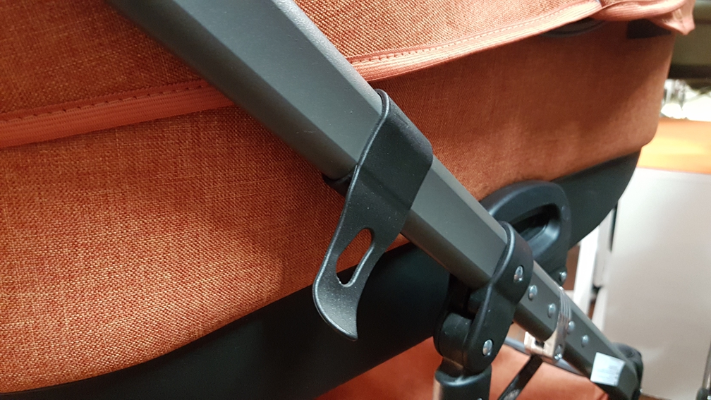 ND_pojistka proti složení kočárku objímková - uzavřená - černá