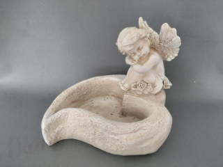 Anděl sedící na srdci větší 17x14cm