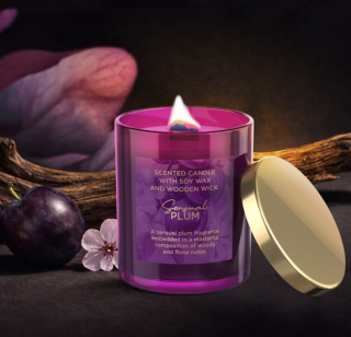 Sojová svíčka s dřevěným knotem a víčkem - Sensual Plum (Smyslná švestka)